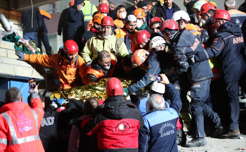 Извадиха живо 9-годишно дете от руините на падналия блок в Турция