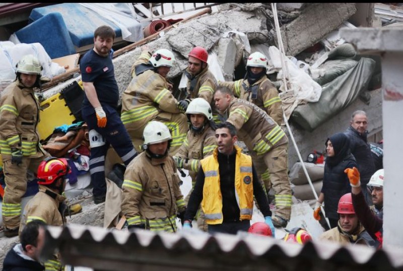 Расте броят на жертвите от срутения блок в Истанбул СНИМКИ