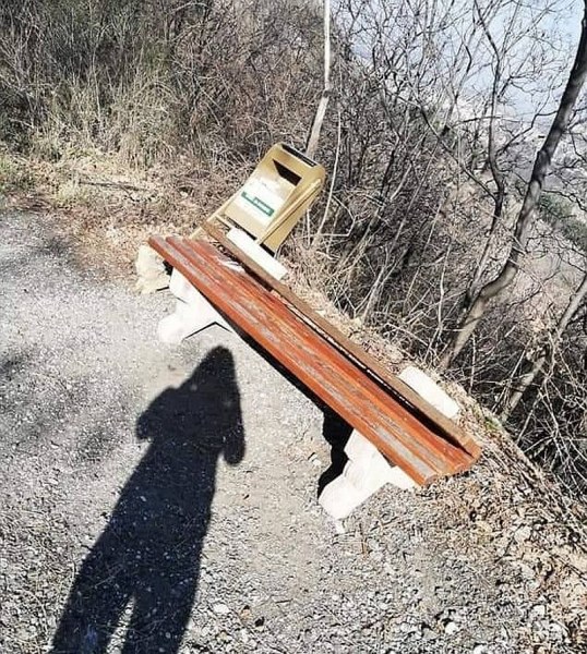 Вандали изпотрошиха пейка по пътя за Асенова крепост СНИМКИ