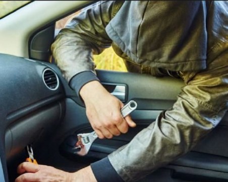 Автоджамбаз задигна Лада в Раковски, хванаха го след няколко часа