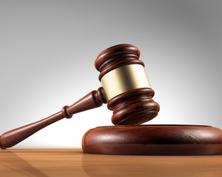 Дървеници плъзнаха от дрехите на съдия, предизвикаха паника