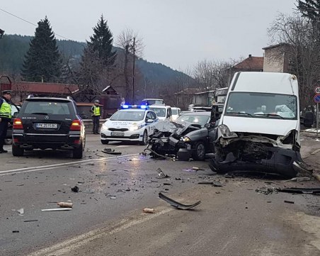 Две коли и бус в тежък удар в 