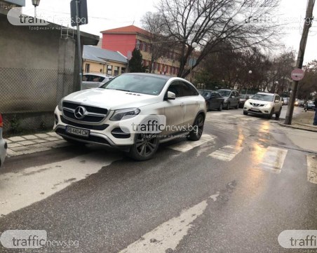 Джипът паркиран удобно на тротоара, а децата - на улицата СНИМКИ
