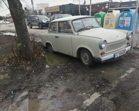 Кални бани или паркинг: Ето къде спират колите в 