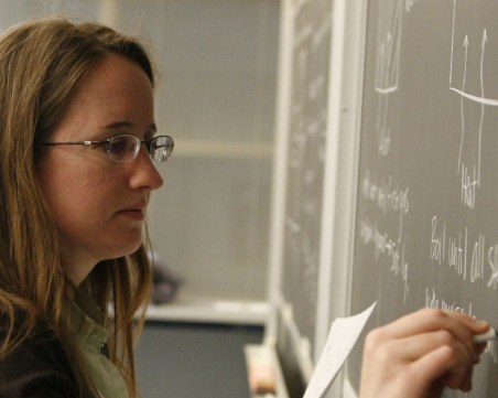 Напрежение заради грипната! Учители и директори спорят какъв отпуск им се полага