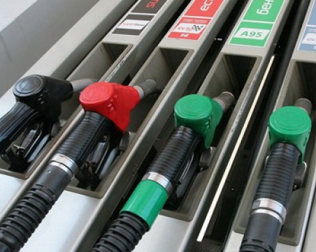 Продънени портмонета! Бензинът прехвърля пак 2 лева за литър