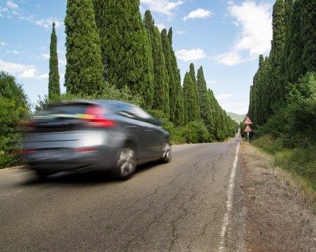 Шофьор блъсна друг на метри от детска градина, заплаши го