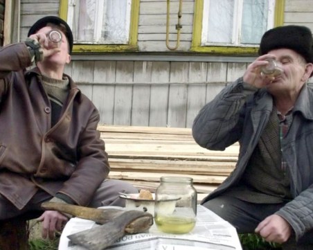 Стряскащо: Не болестите – алкохолът убива руснаците!