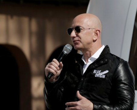 Таблоид изнудва най-богатия човек в света с голи снимки