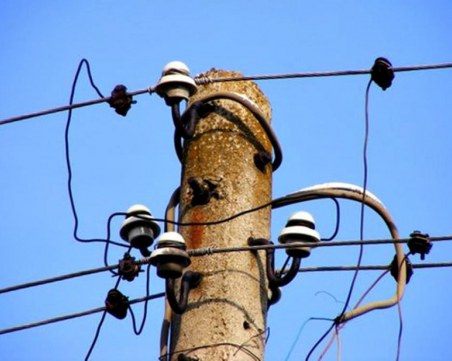 Вандали оставиха цяло село без ток, стреляли по електическия стълб