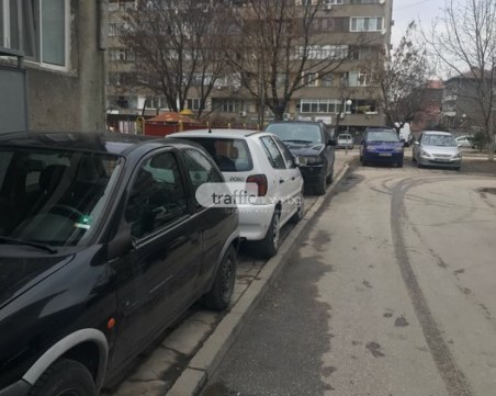 Задържаха мъжа, потрошил 10 коли в Кючука! Откараха го в Центъра за психично здраве