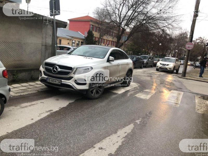 Джипът паркиран удобно на тротоара, а децата - на улицата СНИМКИ