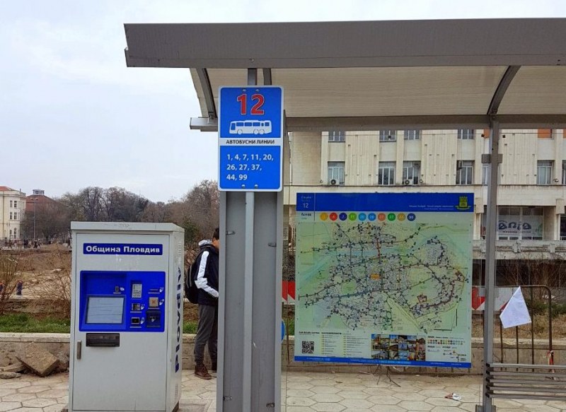 Подменят табелите на автобусните спирки в Пловдив СНИМКИ