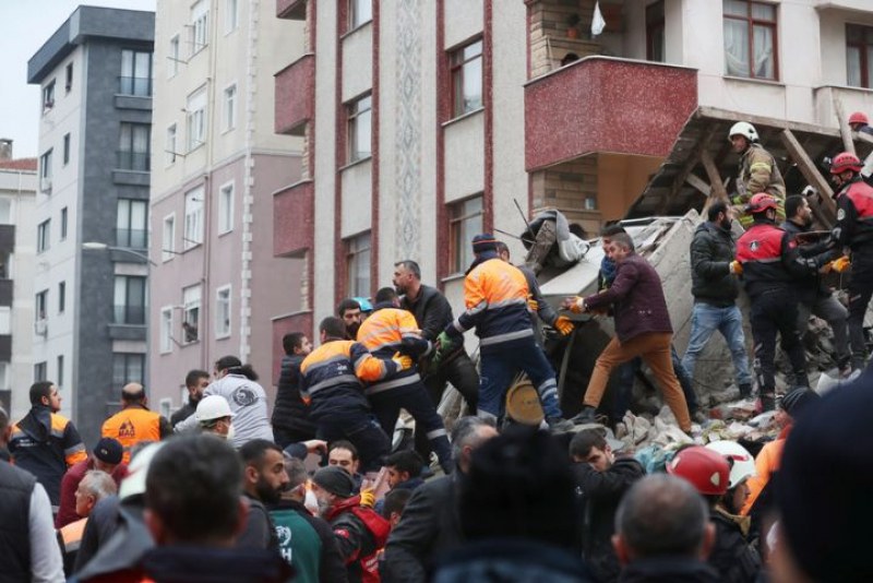 45 часа след рухването на блока в Истанбул – 16-годишен спасен!