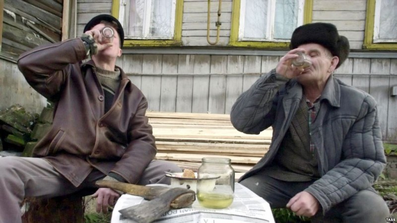 Стряскащо: Не болестите – алкохолът убива руснаците!