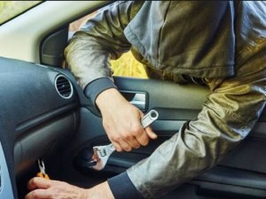 Автоджамбаз задигна Лада в Раковски, хванаха го след няколко часа