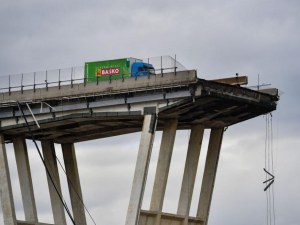 Разрушават моста в Генуа, погубил 43-ма души