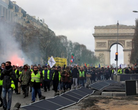 Безредици в Париж! Пуснаха сълзотворен газ срещу 