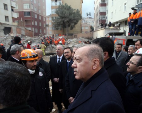 Броят на жертвите от срутилия се блок в Истанбул вече са 17