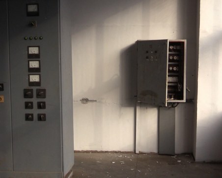 Двама крадци разбиха трафопост и оставиха половин Казанлък без ток