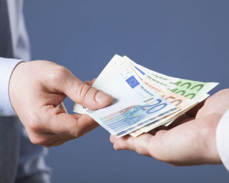 Какво се случи с експеримента във Финландия да дават по 560 евро на безработните?