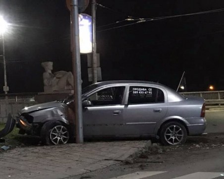 Кола се заби в кръговото на Водна палата в Пловдив СНИМКИ