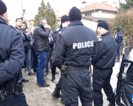 Ромите се върнаха във Войводиново, селото се вдигна отново на протест СНИМКИ