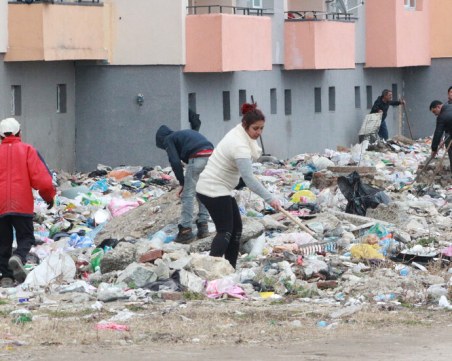 Започна почистването на потъналия в боклуци блок в ромската махала в Казанлък