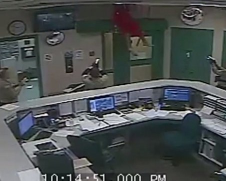 Затворник се опита да избяга, пропадна обаче през тавана