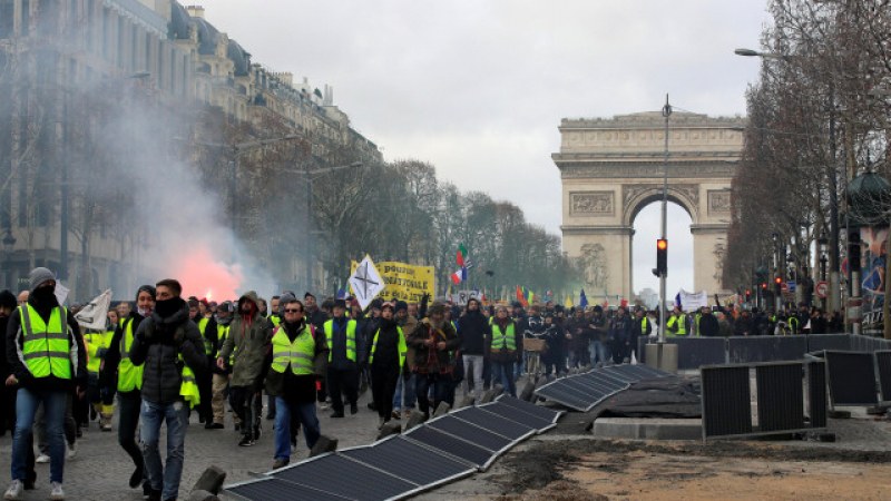 Безредици в Париж! Пуснаха сълзотворен газ срещу 