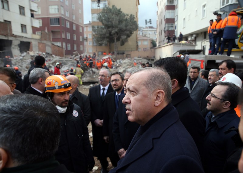 Броят на жертвите от срутилия се блок в Истанбул вече са 17
