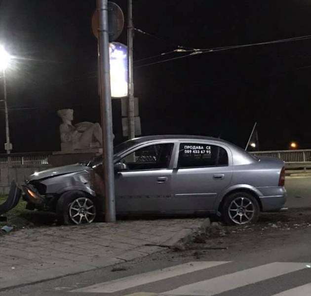 Кола се заби в кръговото на Водна палата в Пловдив СНИМКИ