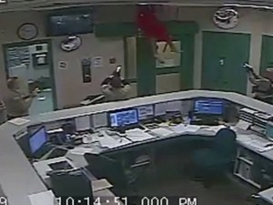 Затворник се опита да избяга, пропадна обаче през тавана
