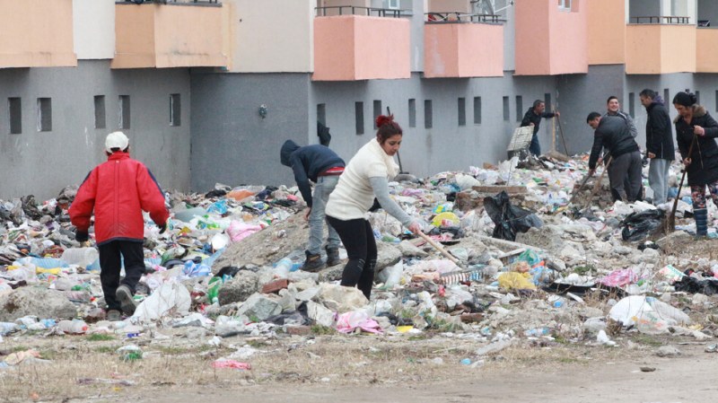Започна почистването на потъналия в боклуци блок в ромската махала в Казанлък