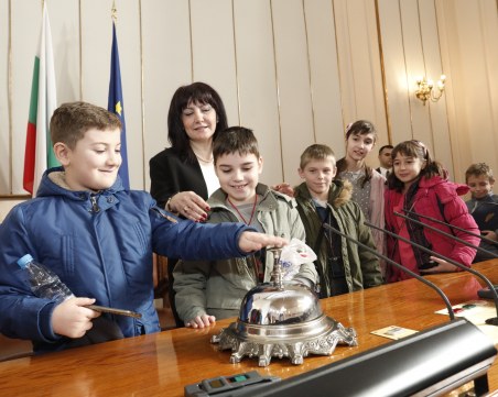 9 000 станаха депутати за ден, опашка от желаещи да отменят Караянчева СНИМКИ