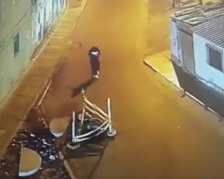 Гледайте си в краката! Младеж се изпари, както си вървеше по улицата ВИДЕО