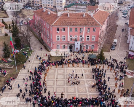 Кукери изгониха таласъми и караконджули от Шопско ВИДЕО