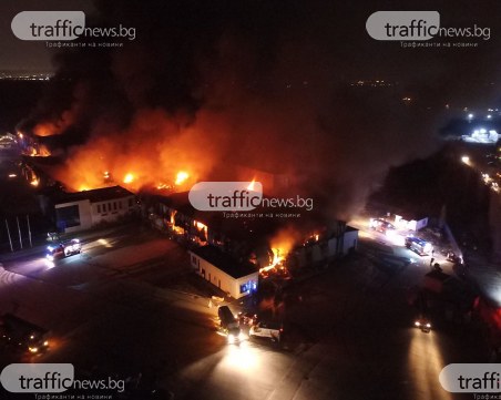Още пожарни пристигат край Войводиново! Чуват се взривове ВИДЕО+СНИМКИ с ДРОН