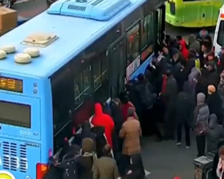 Спасиха момиче, затиснато под 10-тонен автобус, за... 9 минути