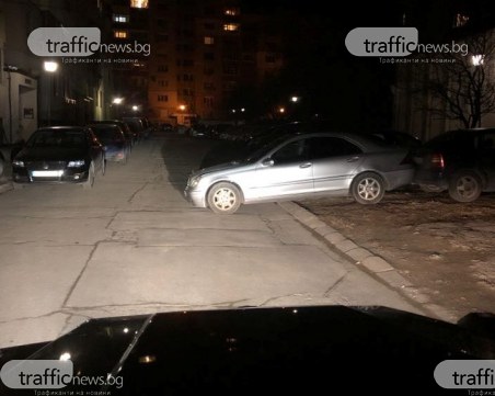 Връх на паркирането! Мерцедес се настани на средата на улица СНИМКИ