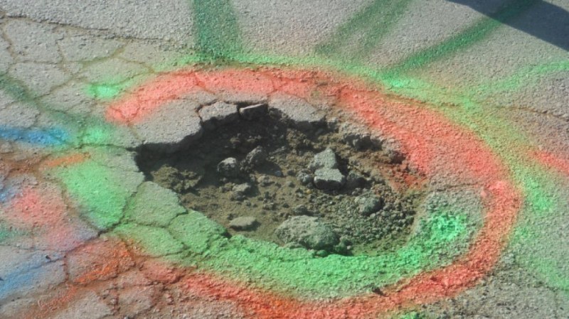 Нов начин на протест - боядисват уличните дупки