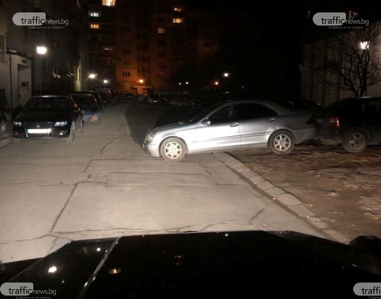 Връх на паркирането! Мерцедес се настани на средата на улица СНИМКИ