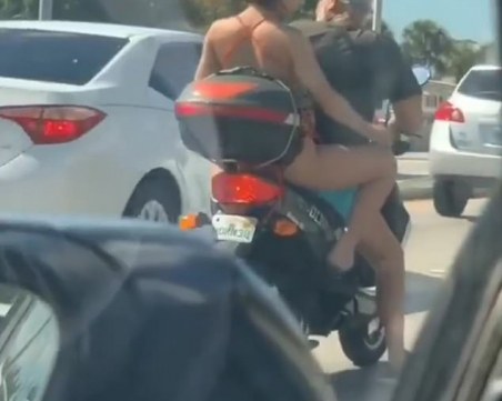 Американка си бръсне краката в движение на скутер ВИДЕО