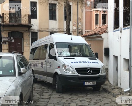 Бус задръсти улица в Стария град, уж за малко СНИМКА