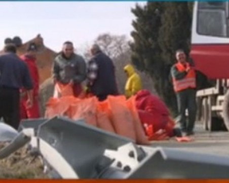 Камион се обърна и блокира движението по Хемус, зверски задръствания!