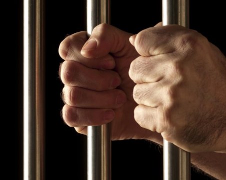 Книга или 50 бона? Кримка съди затвора в Бобов Дол. Чете му се!