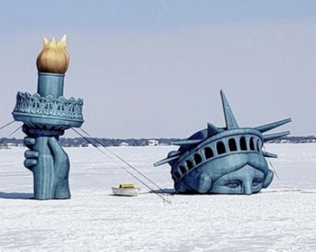 Не сте я виждали такава! Статуята на свободата се издига от дъното на езеро СНИМКИ