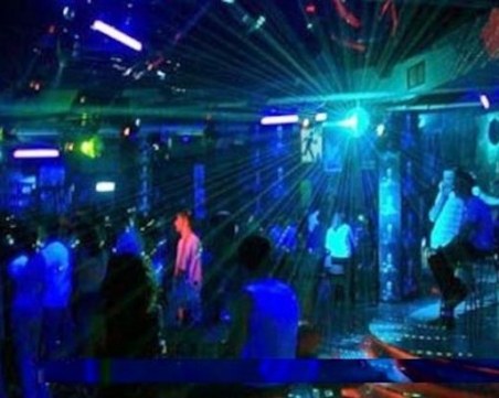 Пияни рецидивисти се биха с охранители пред дискотека край Пловдив