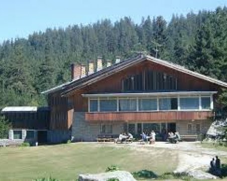 Служител на лифта в Мальовица избесня! Наби трима, удари полицай