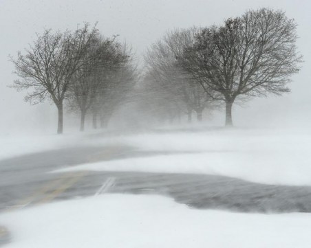 Времето идните дни: Вият бури, веят хали… Сняг се сипе на парцали!